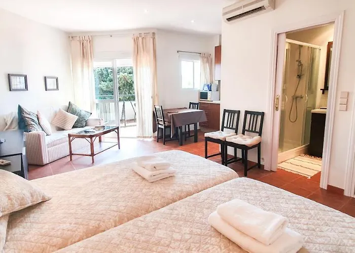 Skol 329 - Spacious Beachfront With Sea Views Apartmán *